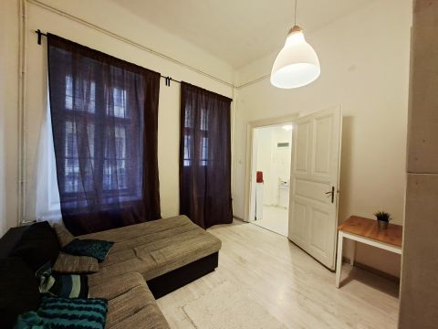 Eladó Lakás 1074 Budapest 7. kerület , Felújított, másfél szobás lakás az Almássy térnél