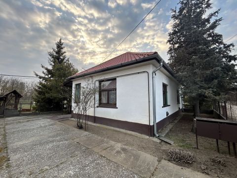Eladó Ház 2376 Hernád , Önálló ház tágas telekkel