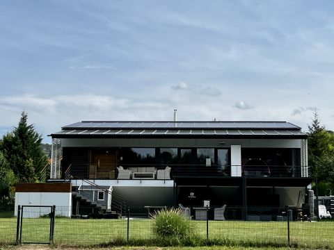 Eladó Ház 2081 Piliscsaba , Magdolnavölgyben, tópart mellett rezsimentes családiház!