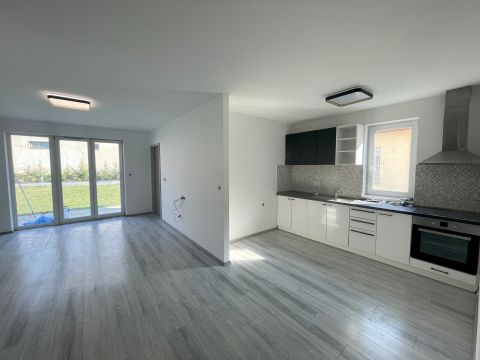 Kiadó Lakás 6000 Kecskemét Nappali + 2 szobás, földszinti lakás zárt udvari beállóval