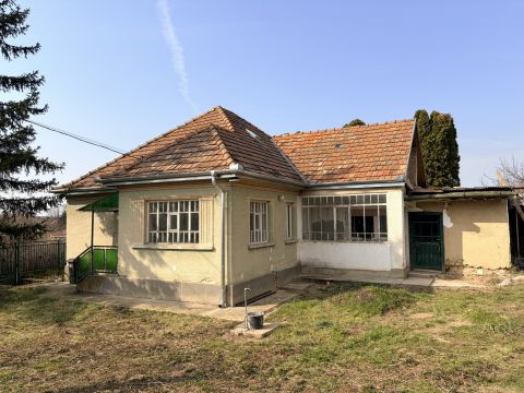 Eladó Ház 2215 Káva Részben felújított családi ház!