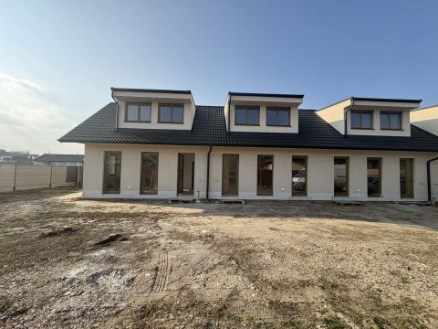 Eladó Ház 2194 Tura  Főút közeli 