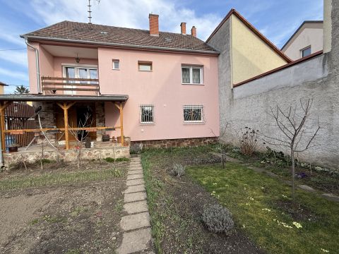 Eladó Ház 9700 Szombathely , Belváros peremén/ Savaria Pláza és Fő tér közötti mellékutca