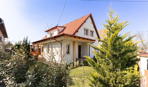 Eladó Ház 1188 Budapest 18. kerület , 2019 ben épült,  531 nm-es telken, nappali + 4 szobás ház