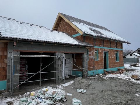 Eladó Ház 2200 Monor , Újépítésű garázskapcsolatos,hőszivattyús fűtéssel, csatornás