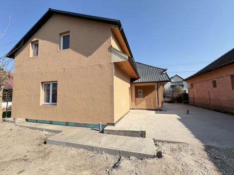 Eladó Ház 2314 Halásztelek , Felújított, belső kétszintes, udvarkapcsolattal, gk beállóva