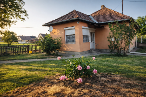 Eladó Ház 2711 Tápiószentmárton , Tápiószentmárton központjában 2 szobás ház eladó