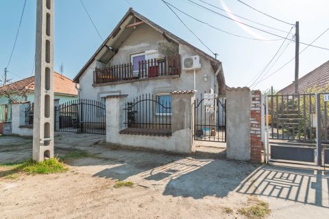 Eladó Ház 2360 Gyál , Közepes állapotú, 5 szobás, 127m2-es, utca fronti ikerház