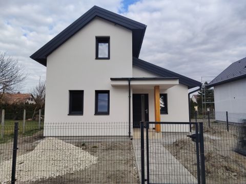 Eladó Ház 8648 Balatonkeresztúr , Hullám utcai strandtól 10 percre újépítésű nyaraló (A)