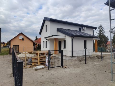 Eladó Ház 8648 Balatonkeresztúr Hullám utcai strandtól 10 percre újépítésű nyaraló (A)