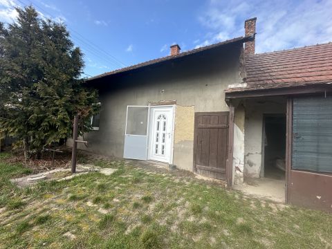 Eladó Ház 2750 Nagykőrös , Frekventált utcában felújitandó ház