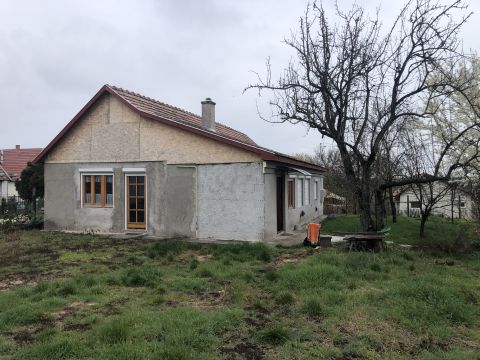 Eladó Ház 8130 Enying , a város központjában