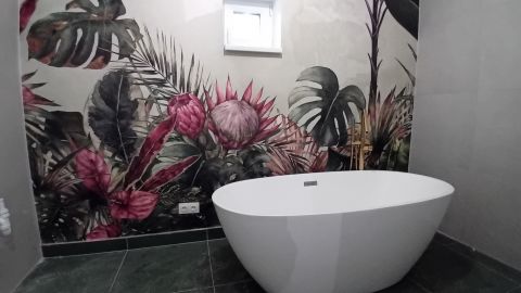 Eladó Lakás 8600 Siófok , Part közeli,3 szobás lakás,3 fürdős,nappali- konyhás lakás..