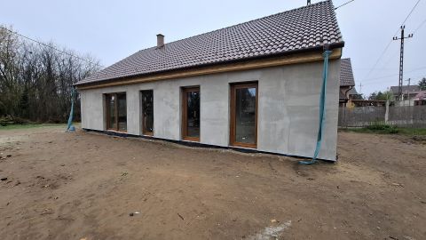 Eladó Ház 2113 Erdőkertes Új építésű családi ház központi, de nyugodt részen