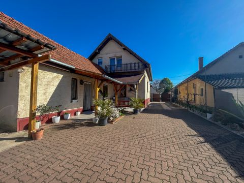 Eladó Ház 2373 Dabas Felújított, 4 szoba+ nappalis családi ház Dabas-Gyónon