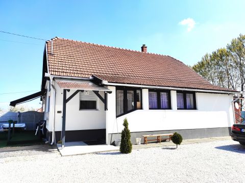 Eladó Ház 5126 Jászfényszaru , Felújított, 2 generációs ház