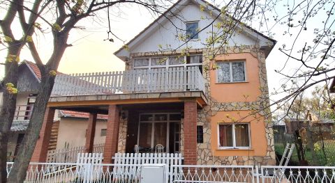 Eladó Ház 6065 Lakitelek , TŐSERDŐN ÁLLANDÓ LAKHATÁSRA ALKALMAS NYARALÓ ELADÓ A FÜRDŐ K