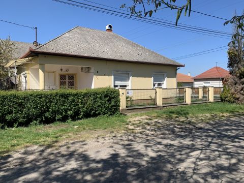 Eladó Ház 2451 Ercsi , A vasútállomás közelében