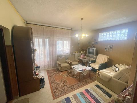 Eladó Ház 4405 Nyíregyháza Nyíregyháza Borbánya Frekventált utcájában.