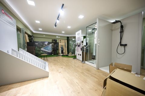 Eladó Üzlethelyiség 2092 Budakeszi , -központjában, kiváló lokációval