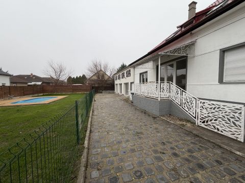 Eladó Lakás 2310 Szigetszentmiklós Kertvárosi környezetben közös kert és medence használattal !