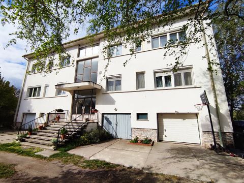 Eladó Lakás 9090 Pannonhalma , Erkély + garázs + kert – 3 szobás lakás Pannonhalmán!