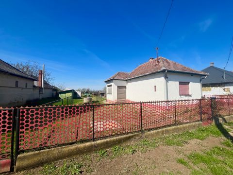 Eladó Ház 7003 Sárbogárd , Sárszentmiklós csendes, nyugodt utcájában.
