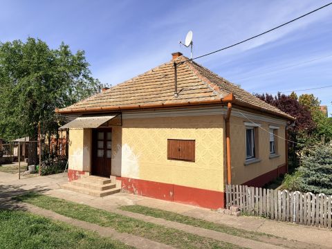Eladó Ház 2740 Abony , Rendezett környéken