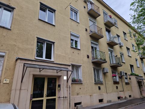 Eladó Lakás 1107 Budapest 10. kerület , Pöttyös utcai metrónál, de csendes belső téren eladó 30 m2