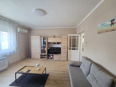 Eladó Lakás 1047 Budapest 4. kerület , Felújított 40 m2-es garzon, 50 m2-es kertrésszel,tárolóval