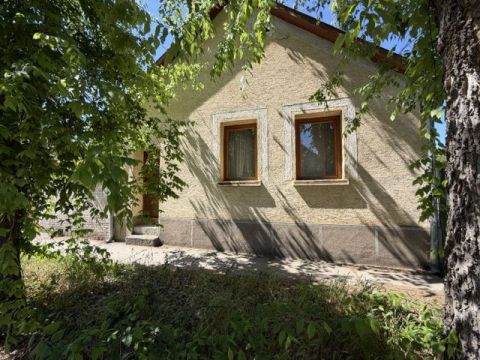 Eladó Ház 6400 Kiskunhalas , Eladó Kiskunhalason a Zrínyi utcában egy családiház!