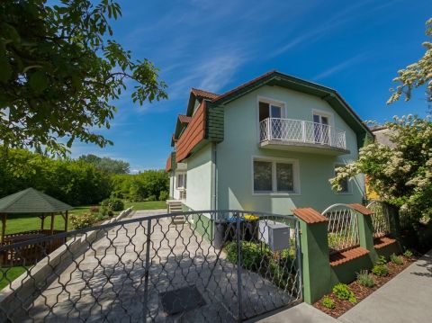 Eladó Ház 2038 Sóskút , Sóskút, Szentháromság-szobor