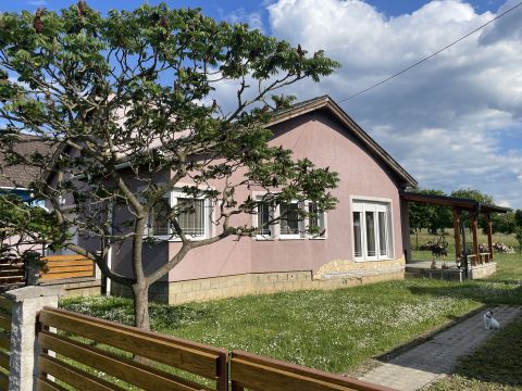 Eladó Ház 9915 Nádasd Központi helyen