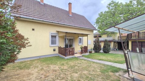 Eladó Ház 6050 Lajosmizse , 2 szintes nappali+2 szobás ház, garázsok, melléképület