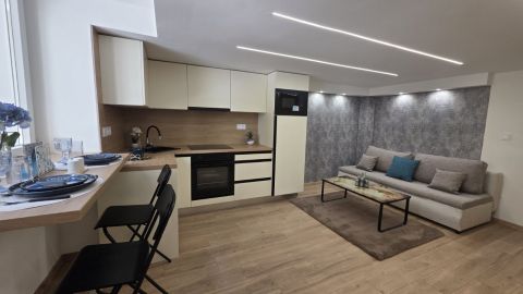 Eladó Lakás 1071 Budapest 7. kerület , Damjanich utcában felújított belső két szintes lakás