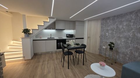 Eladó Lakás 1071 Budapest 7. kerület , Damjanich utcában felújított belső két szintes lakás