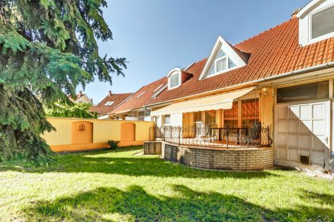 Eladó Ház 6000 Kecskemét Brigadéros utcában, nappali+4 szobás kertes ház