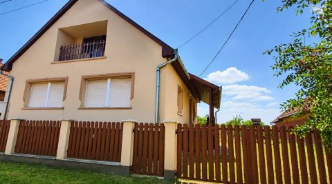 Eladó Ház 2711 Tápiószentmárton , Csendes környéken