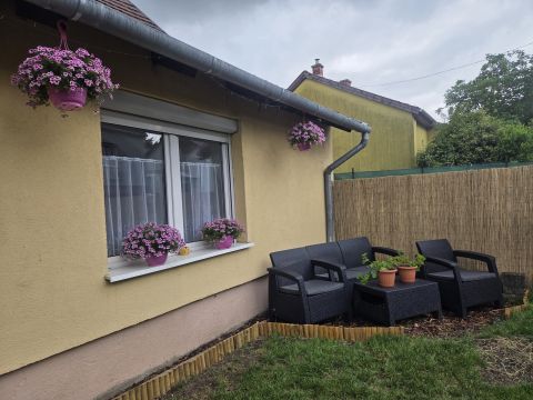 Eladó Ház 2510 Dorog , 130 m2 telek, 2  külön nyíló szoba , garázs, pince, kert