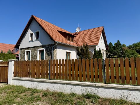 Eladó Ház 8245 Vászoly , Csendes családi házas övezetben