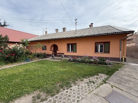 Eladó Lakás 6000 Kecskemét , 3 szobás földszinti kertkapcsolatos lakás a piac mellett!