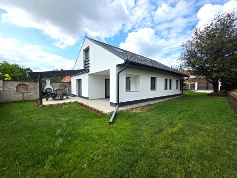 Eladó Ház 2244 Úri , Úri panorámás részén teljeskörűen felújított családi ház