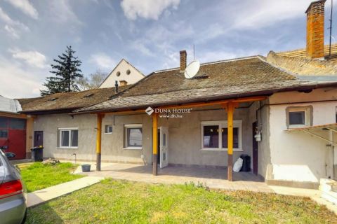 Eladó Lakás 6000 Kecskemét Csongrádi utcán kertkapcsolatos részben felújított lakás