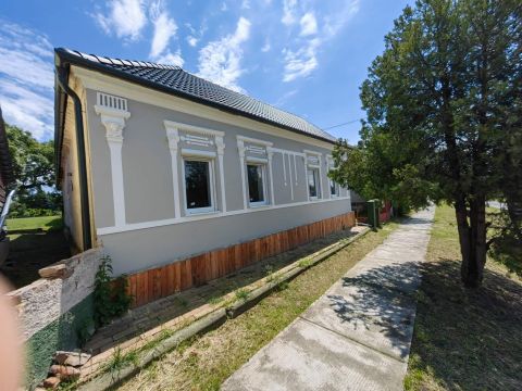 Eladó Ház 7587 Heresznye Heresznye falujának csendes, nyugodt részén eladó nagy családiház telekkel! 
