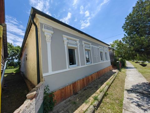Eladó Ház 7587 Heresznye , Heresznye falujának csendes, nyugodt részén eladó nagy családiház telekkel! 