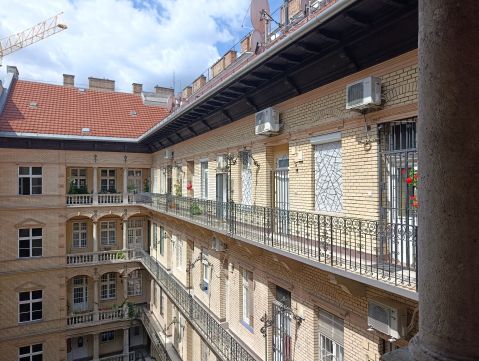 Eladó Lakás 1066 Budapest 6. kerület , Művész Artmozi közelében