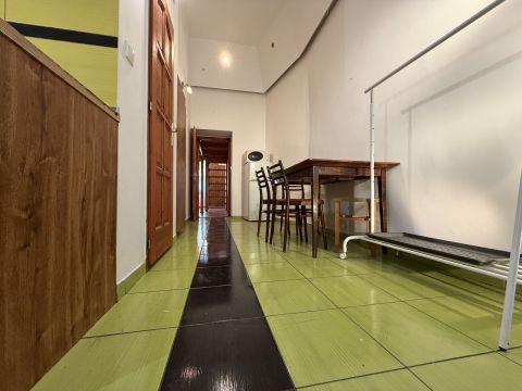 Kiadó Lakás 1076 Budapest 7. kerület Kellemes méretű, galériázott, első emeleti lakás.