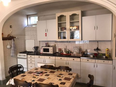 Eladó Ház 6000 Kecskemét Belvároshoz közeli 2 rendbeli 6 szobás családi ház