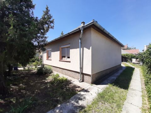 Eladó Ház 6000 Kecskemét , HUNYADIVÁROS CSENDES UTCÁJÁBAN CSALÁDI HÁZ ELADÓ