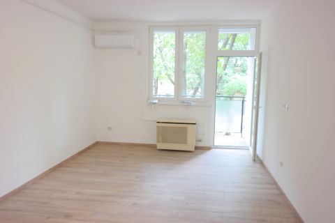 Eladó Lakás 1202 Budapest 20. kerület , Deák térnél parkra néző erkéllyel, klímával, friss felújítva